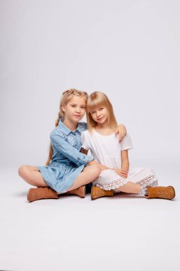 Aynı saç renginde kız ya da kız kardeşler sarılıyor..