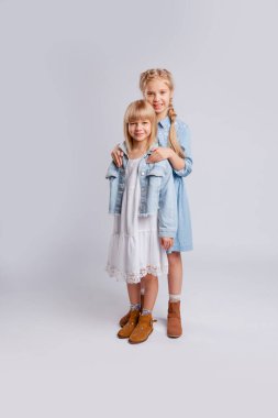 Aynı saç renginde kız ya da kız kardeşler sarılıyor..