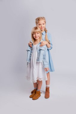 Aynı saç renginde kız ya da kız kardeşler sarılıyor..