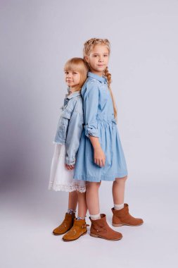 Kızlar aynı tarzda giyinir, saç renkleri aynıdır..