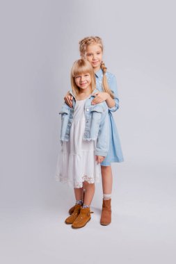 Aynı saç renginde kız ya da kız kardeşler sarılıyor..