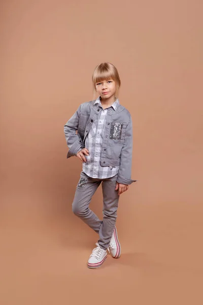 Menina Vestida Com Roupas Cinza Comum Fica Fundo Bege — Fotografia de Stock