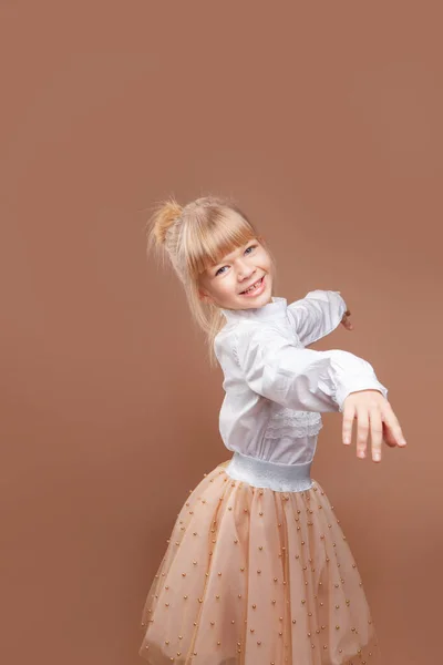 Niña Bailando Sobre Fondo Beige —  Fotos de Stock