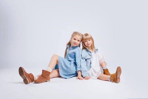 Girlfriends Sisters Same Hair Color Hugging — Stock Photo, Image