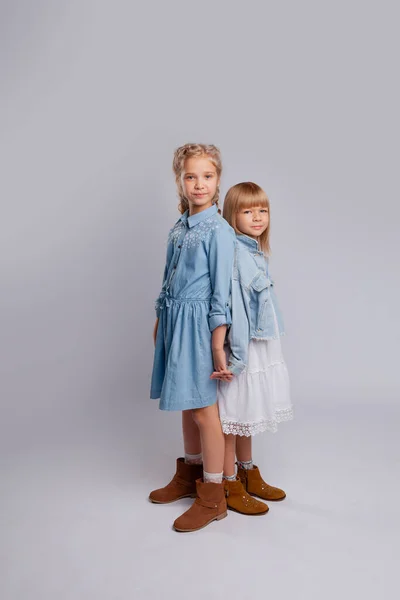 Duas Raparigas Costas Uma Para Outra — Fotografia de Stock