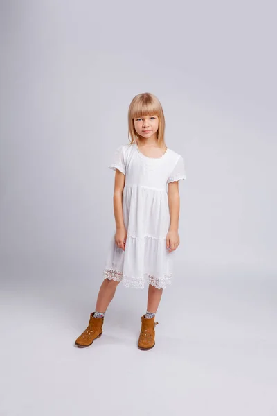 Menina Vestido Branco Está Pleno Crescimento — Fotografia de Stock