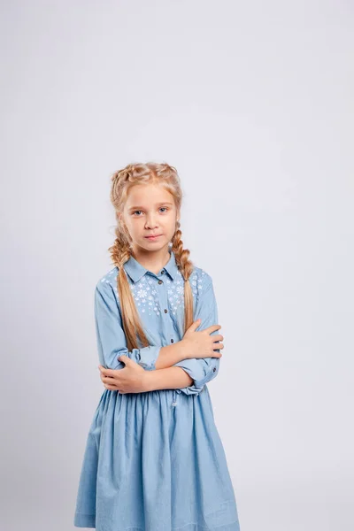 Menina Cabelos Longos Fica Fundo Cinza Claro Vestido Azul — Fotografia de Stock