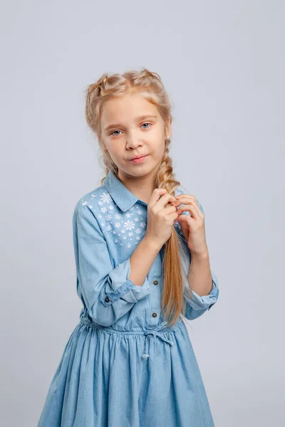 Μακρυμάλλικο Κορίτσι Πλέκει Μαλλιά Της — Φωτογραφία Αρχείου