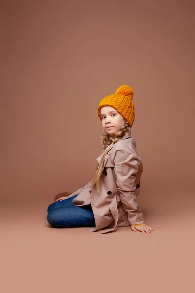 Chica Pelo Largo Ropa Otoño Capa Sombrero Caliente — Foto de Stock