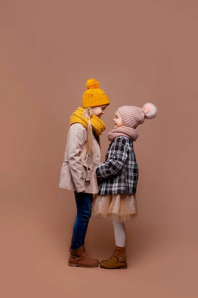 Meninas Roupas Outono Estão Falando — Fotografia de Stock