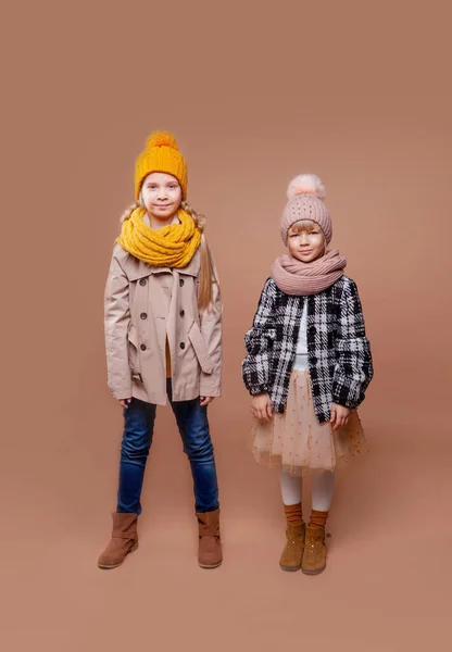 Meninas Roupas Outono Fundo Bege — Fotografia de Stock