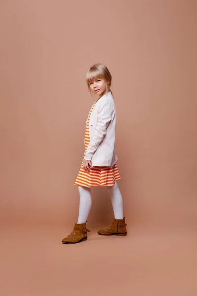 Menina Roupas Diárias Outono Fundo Bege — Fotografia de Stock