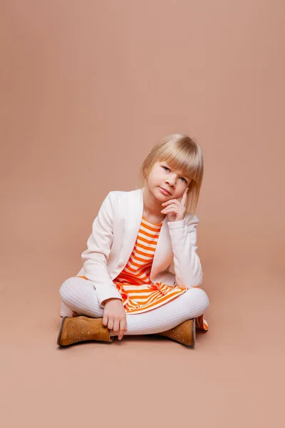 Menina Bonito Roupas Diárias Outono Fundo Bege — Fotografia de Stock