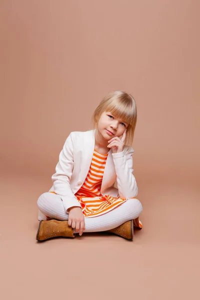 Linda Chica Ropa Otoño Diaria Sobre Fondo Beige — Foto de Stock