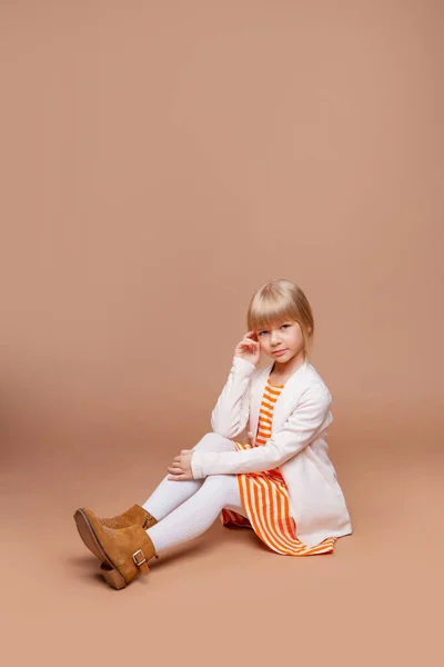 Menina Bonito Roupas Diárias Outono Fundo Bege — Fotografia de Stock