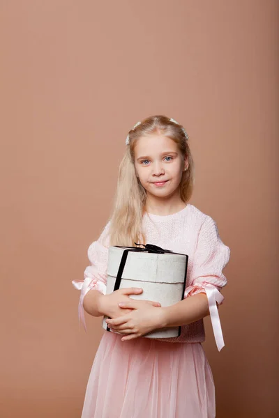 Ξανθιά Κοπέλα Ένα Ροζ Κομψό Φόρεμα Κρατά Ένα Κουτί Δώρου — Φωτογραφία Αρχείου