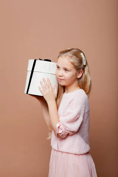 Blondynka Dziewczyna Różowy Elegancki Strój Posiada Pudełko Ozdobione Łukiem — Zdjęcie stockowe
