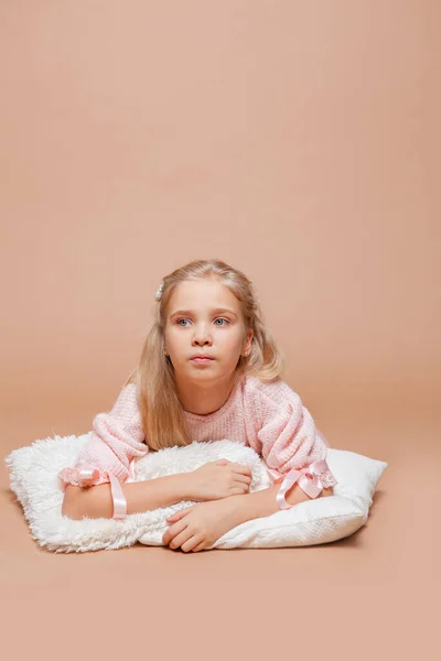 Chica Rubia Encuentra Sobre Fondo Rosa Almohadas Piel — Foto de Stock