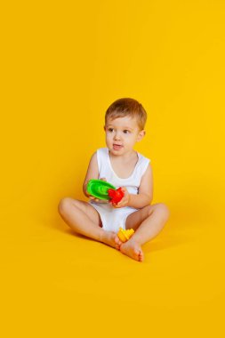 Çocuk oturur ve piramit gibi eğitici bir oyunun detaylarını birbirine bağlamaya çalışır.