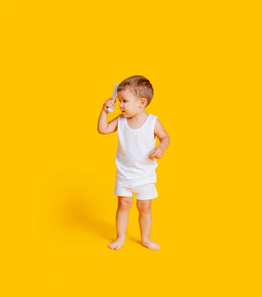 Niño Está Pie Una Camiseta Blanca Calzoncillos Con Peine Las — Foto de Stock