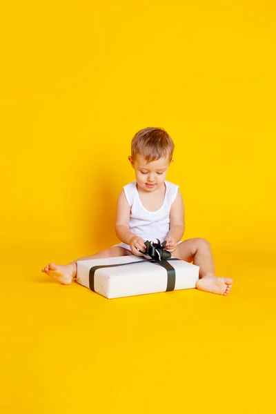 Niño Sienta Una Camiseta Calzoncillos Junto Una Gran Caja Regalo — Foto de Stock