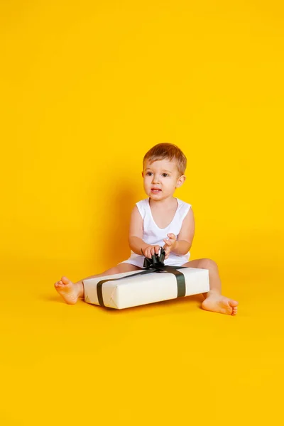 Chlapec Sedí Tričku Spodním Prádle Vedle Velké Dárkové Krabice — Stock fotografie