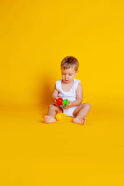 Niño Sienta Trata Conectar Los Detalles Juego Educativo Como Una — Foto de Stock