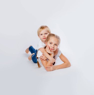 Kotlu ve tişörtlü ablalar sarılıyor.