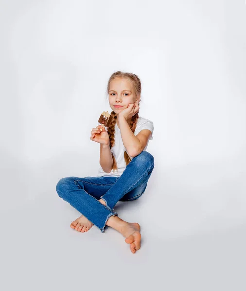 Adolescente Chica Azul Jeans Camisetas Comer Helado — Foto de Stock