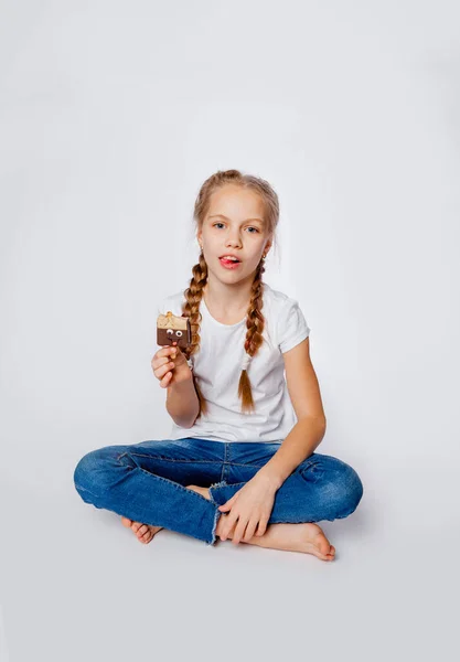 Adolescente Chica Azul Jeans Camisetas Comer Helado — Foto de Stock