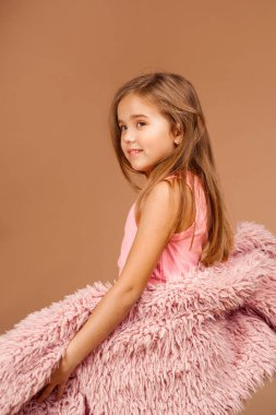 Bej arka planda kürklü bir kız.