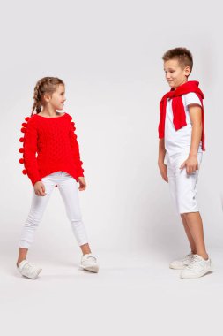 Bir erkek ve bir kız birbirlerinden ayrı dururlar. Oğlan kuşkuyla bakıyor, kız bir şey söylüyor.