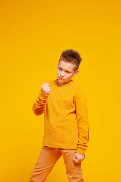 Irritado Adolescente Menino Mostra Cerrado Punho — Fotografia de Stock