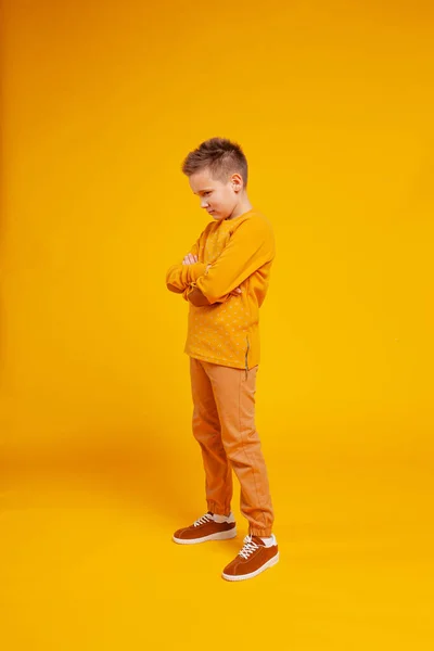 Chateado Menino Com Braços Cruzados — Fotografia de Stock