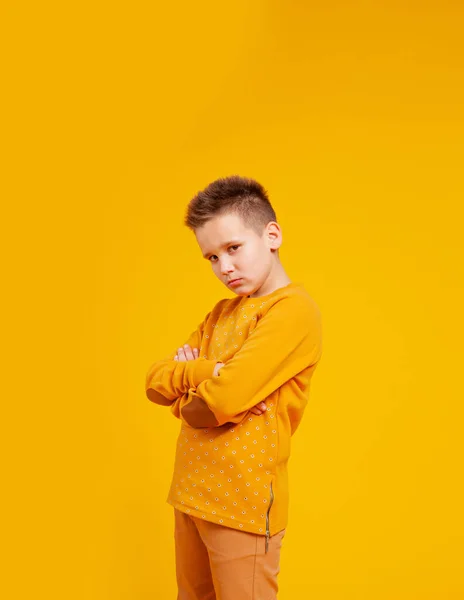 Menino Adolescente Com Braços Cruzados — Fotografia de Stock