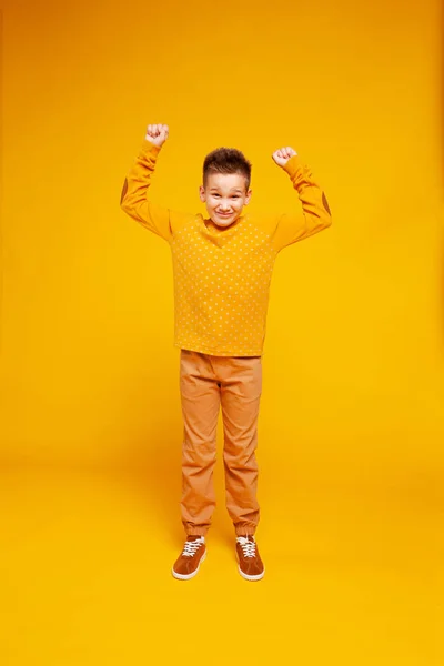 Radostný Dospívající Chlapec Zvedne Ruce — Stock fotografie