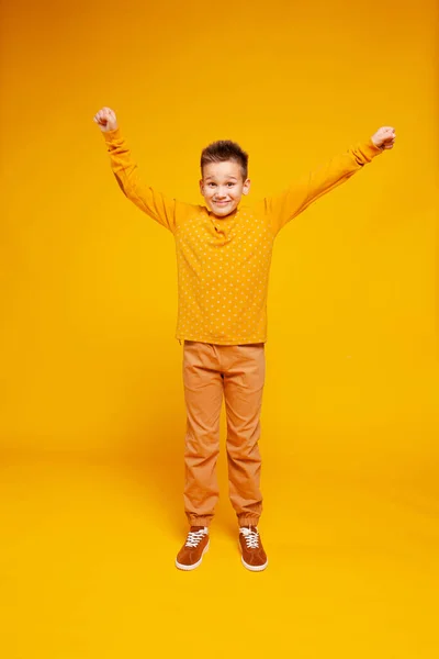Alegre Adolescente Menino Levanta Mãos Para Cima — Fotografia de Stock