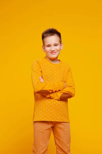 Chico Adolescente Stands Amarillo Naranja Fondo — Foto de Stock