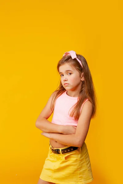 Bouleversée Fille Debout Avec Les Bras Croisés — Photo