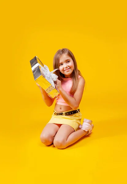 Menina Segurando Uma Caixa Presente Decorada Com Uma Fita Para — Fotografia de Stock