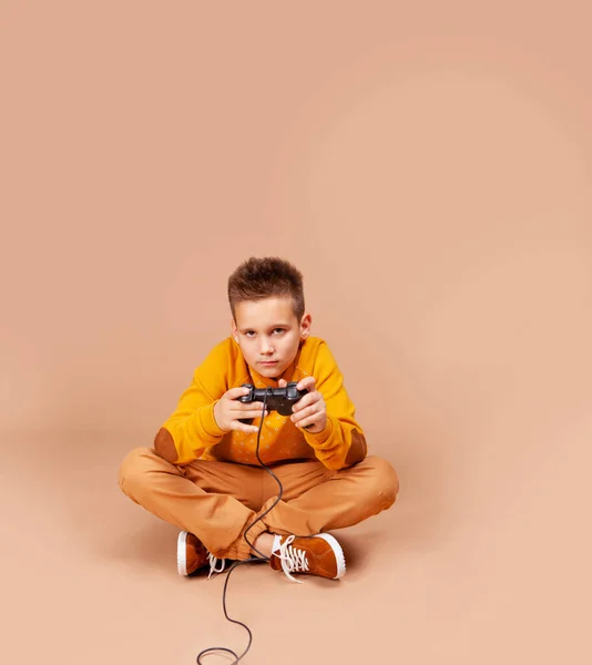 Adolescente Juega Emocionalmente Una Computadora Juego Consola Usando Joystick Niño — Foto de Stock