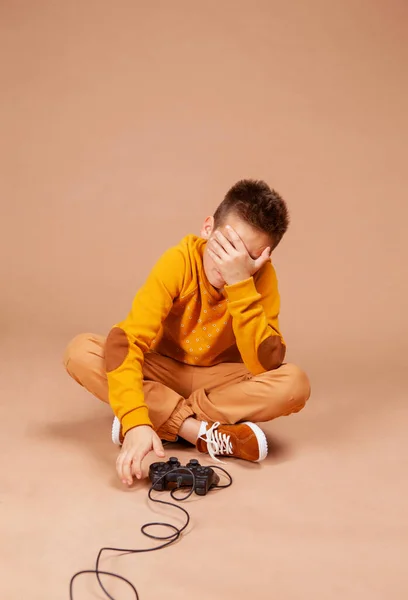 Teenager Emocionálně Hraje Počítač Nebo Konzoli Pomocí Joysticku Chlapec Sedí — Stock fotografie