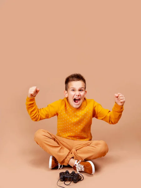 Adolescente Joga Emocionalmente Jogo Computador Console Usando Joystick Menino Senta — Fotografia de Stock