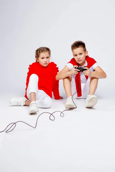 Amigos Vestidos Con Ropa Similar Juegan Una Computadora Consola Usando — Foto de Stock