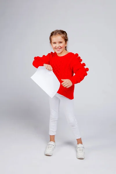 Kız Bir Kağıt Parçasını Parçalara Ayırıyor — Stok fotoğraf
