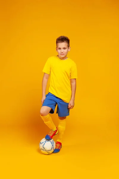 Ragazzo Sta Con Piede Pallone Calcio — Foto Stock