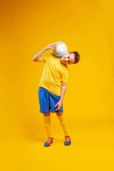 Chlapec Hraje Fotbal Studiu — Stock fotografie