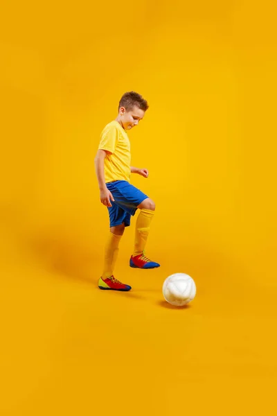 Мальчик Играет Футбол Студии — стоковое фото