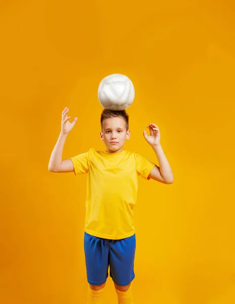 Çocuk Stüdyoda Futbol Oynuyor — Stok fotoğraf