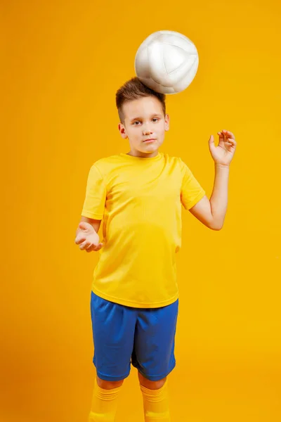 Menino Joga Bola Futebol Estúdio — Fotografia de Stock